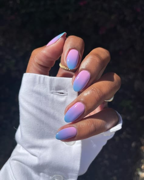 2 Tone Ombre Nails, Nail Designs Fall 2022, Ombre Nail Ideas, Purple Ombre Nails, Chic Manicure, Unghie Sfumate, Ombre Manicure, Nail Designs Fall, Nagellack Trends