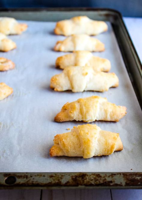 Gluten Free Crescent Rolls: Only 7 ingredients and incredibly easy to make! #glutenfreebread #glutenfreerecipes #glutenfreerolls Gluten Free Crescent Rolls, Gluten Free Breadsticks, Gluten Free Croissant, Gluten Free Artisan Bread, Gluten Free Bread Flour, Gluten Free Dinner Rolls, Rolls Rolls, Gluten Free Diet Plan, Gluten Free Rolls