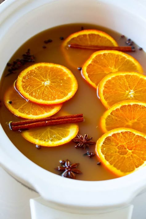 Crock pot apple cider with orange slices and aromatic spices. Wassail Recipe Crockpot, Cranberry Juice Pineapple Juice, Crock Top, Cinnamon Tea Recipe, Crockpot Apple Cider, Autumn Punch, Slow Cooker Apple Cider, Wassail Recipe, Apple Cider Drink