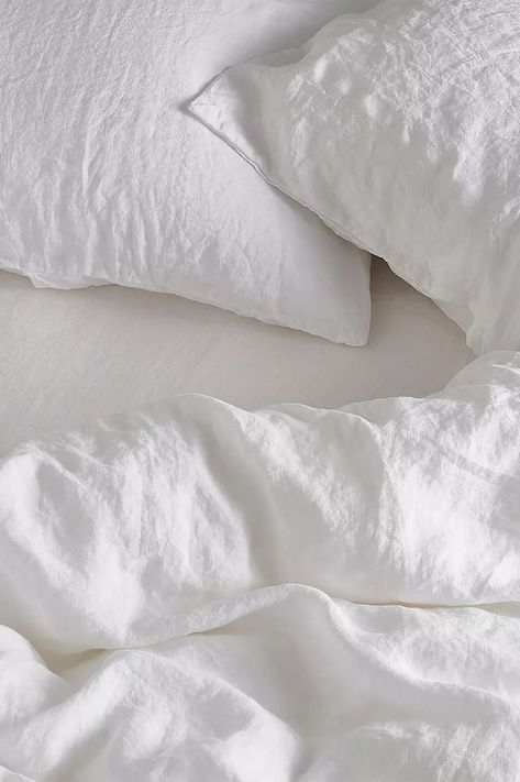 Messy Bed Aesthetic, White Linen Duvet Cover, Clean Girl Lifestyle, Bedroom Decor White, White Linen Sheets, Bed Aesthetic, Messy Bed, Dream Flat, White Bed Set