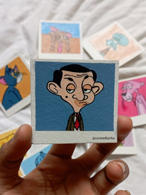 Aesthetic Mr. Bean cartoon polaroid Shinchan Polaroid Drawing, Mini Polaroid Drawing, Small Polaroid Paintings, Mini Cartoon Drawings, Polaroid Art Ideas, Polaroid Drawing Simple, Polaroids Drawing, Aesthetic Polaroid Drawing, Cartoon Polaroid