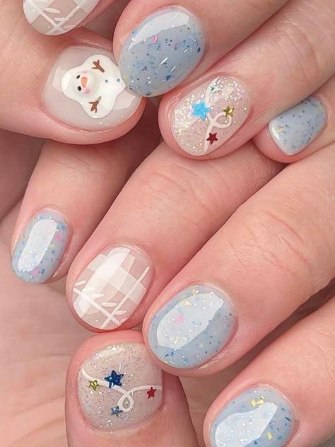 winter Korean nails: white and light blue glitter nails Grey Home Office, Nail Polish Colors Winter, Pocket Office, Neutral Nail Designs, Snow Nails, Winter Nail Colors, Minimalist Home Office, Korean Nail, Korean Nail Art