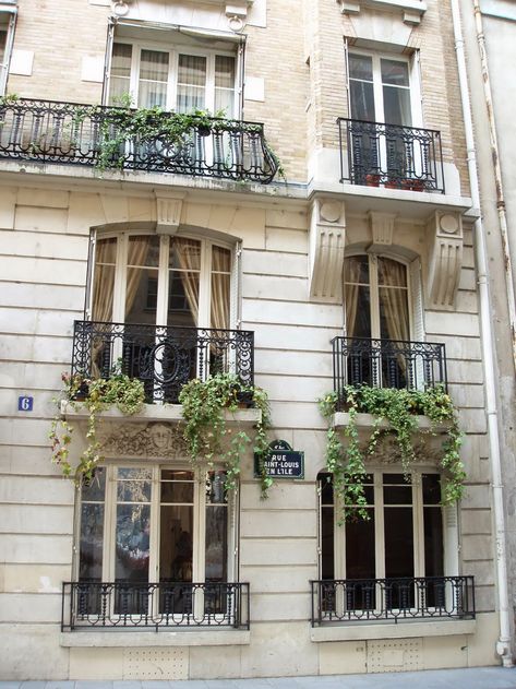 French Juliette Balcony, Small French Balcony, Juliet Balcony Ideas Decor, French Railings Wrought Iron, French Balcony Design, Iron Juliet Balcony, French Iron Railing, French Balcony Railings, Juliette Balcony Ideas