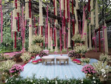 Wedding Mandap Under Tree, Tree Mandap Decor, Indian Wedding Under Tree, Tree Decoration For Wedding, Mandap Under Tree, Fort Wedding Decor, Tree Decor For Wedding, Outdoor Engagement Setup, Haldi Tree Decoration