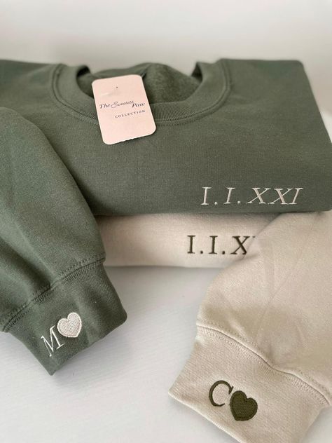 #romannumerals #fleecesweatshirt #matchingoutfits #anniversarygiftsforhim #anniversarygiftsforher #militarygreen #tan #initialswithaheart Embroidered Roman Numerals, Presents With Pictures, First Gift For Boyfriend, First Anniversary Ideas For Boyfriend, Matching Sweatshirts For Couples, Sweatshirts For Couples, One Year Gift, Gift Ideas Girlfriend, Couples Clothes