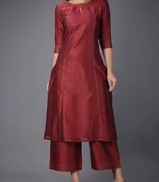 Maroon plain chanderi long kurti with palazzo - siyani - 2961166 Silk Kurti Designs, Simple Kurta Designs, Designer Kurti Patterns, Simple Kurti Designs, Salwar Designs, Long Kurti Designs, Kurti Set, Kurta Neck Design, Cotton Kurti Designs