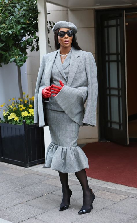 Naomi Campbell Outfits, Debate Outfits, Business Woman Suit, Naomi Campbell Style, Commonwealth Day, Red Leather Gloves, Flamboyant Natural, Black Hollywood, Woman Suit Fashion