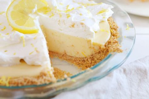 Joanna Gaines famous Lemon Pie recipe is a family favorite! The perfect amount of sweet and tart paired with a fantastic graham cracker crust! Fresh Lemon Pie, Easy Lemon Pie, Lemon Cream Pie, Lemon Pie Recipe, I Am Baker, Lemon Dessert, Lemon Dessert Recipes, Sweet Pie, Meringue Pie