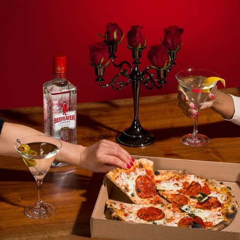 Romantic Food Photography, Pizza Box Photoshoot, Valentines Day Date Aesthetic, Pizza And Cocktails, Food Shots Ideas, Valentine Food Photography, Cocktail Photography Creative, Cocktail Styling, Valentines Day Pizza