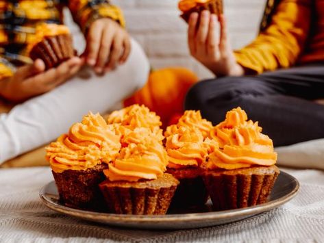 Here, different ingredients you can use (including natural ingredients and ready-made dye) and step-by-step instructions. Natural Orange Food Coloring, Two Wild Party, Orange Food, Orange Icing, Black Food Coloring, Cocoa Cake, How To Make Orange, Orange Food Coloring, Baking Crafts