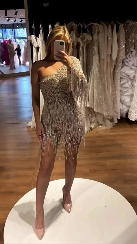 Party Edit, Female Demons, Rok Mini, Shimmery Dress, Fancy Wedding Dresses, Looks Party, Glamour Dress, Prom Dress Inspiration, Engagement Dresses