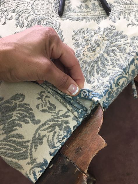 Reupholster Chair Diy, Reupholstering Furniture, Painted Upholstery, Furniture Remodel, Diy Furniture Upholstery, Furniture Reupholstery, Painting Fabric, Corner Bench, Reupholster Chair