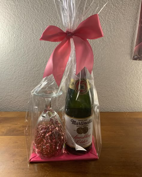 Wine Glass Gift Basket, Wine Glass Gifts Ideas, Alcohol Gift Baskets, Glass Crafts Diy, Bottle Gift Wrapping, Christmas Treats Boxes, Valentine Baskets, Christmas Wreaths Diy Easy, Wine Gift Baskets