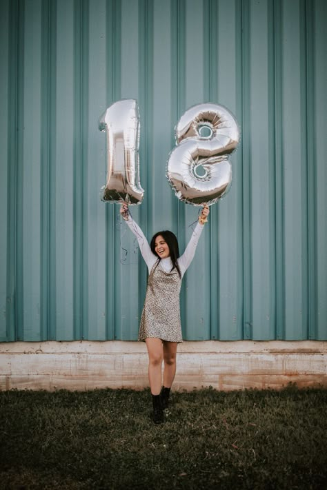 18th Birthday Photoshoot, Birthday Poses, Spa Day Gifts, Debut Photoshoot, Creative Party Ideas, Photo Polaroid, 21st Birthday Photoshoot, Cute Birthday Pictures, 18th Bday