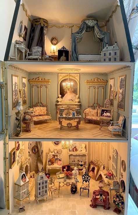 Fancy Doll Houses, Amazing Doll Houses, Doll House Photography, House Miniature Ideas, Miniature House Decor, Dolls House Inspiration, Miniature Doll Houses, Victorian Dollhouse Interior Ideas, How To Make A Doll House