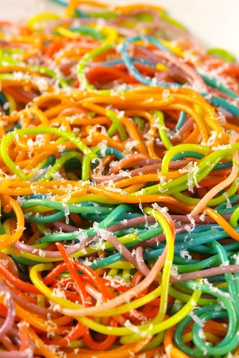 Rainbow Spaghetti Horizontal Rainbow Noodles, Fruity Pebble Cheesecake, Rainbow Spaghetti, Birthday Party Foods, St Patricks Day Recipes, Vegetarian Gourmet, 8 Is Great, Rainbow Recipes, Rainbow Pasta