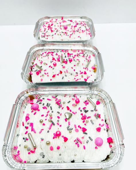 Pastel Individual, Mini Cakes Ideas, Mini Valentine Cakes, Mini Loaf Cakes, Valentines Cakes, Bake Sale Treats, Fancy Sprinkles, Cake Borders, Cake Loaf