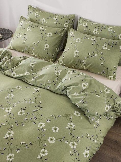 Green Cottagecore Bedroom, Green Cottagecore Aesthetic, Duvet Cover Aesthetic, White Floral Duvet Cover, Cottagecore Bedroom Decor, Bed Sheets Ideas, Floral Bed Sheets, Green Bed Sheets, Aesthetic Duvet