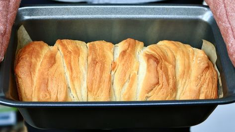 Make a Pull-apart Loaf With Canned Biscuit Dough | Lifehacker Easy Loaf Bread, Bread For Thanksgiving, Recipe Using Canned Biscuits, Artesian Bread, Biscuit Recipes Dinner, Biscuit Dough Recipes, Pull Apart Loaf, Canned Biscuit, Pillsbury Biscuits