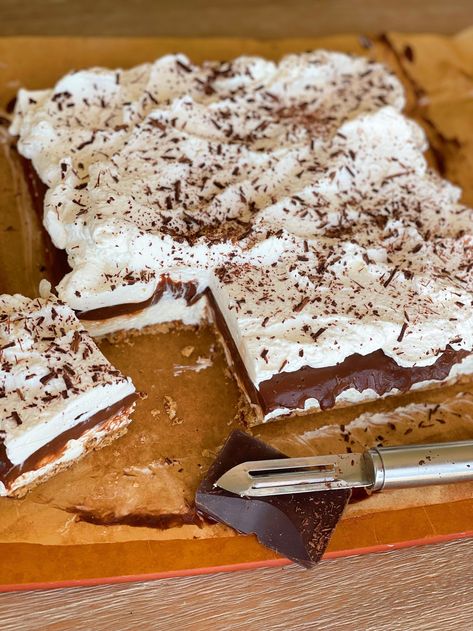 Cheesecake Chocolate Pudding Bars, Chocolate Bar Cheesecake Ideas, Chouquette Kitchen, No Bake Triple Chocolate Cheesecake Bars, Pudding Bars, Pudding Bar, Chocolate Cheesecake Bars, Chocolate Chip Cheesecake Bars, Hot Puddings