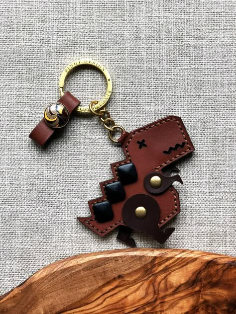 Halloween Acrylic Nails, Leather Key Chain, Leather Key Holder, Keychain Ideas, Leather Jewellery, Leather Diy Crafts, Leather Keyring, Leather Ideas, Leather Crafts