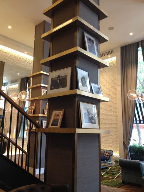 Shelves surround column, photo display...love Pillar In Living Room, Columns In Living Room, Column In Living Room, Column Design Interior, Pillar Design Interior, Column Decoration Ideas, Interior Pillars, Round Pillar Design, Columns Interior