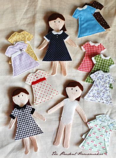 A Gift a Day: Day Nineteen–Felt “Paper” Dolls and a Giveaway – THE PRUDENT HOMEMAKER Felt Doll Tutorial, Handmade Christmas Presents, Diy Sy, Trendy Sewing Projects, Diy Girls, Girls Fun, Christmas Child, Operation Christmas Child, Costura Diy