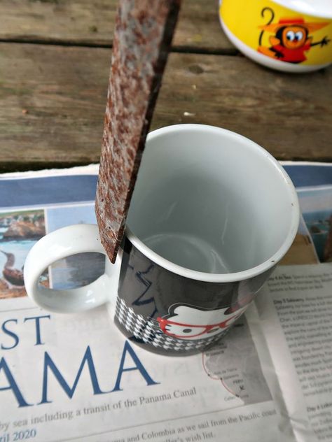 Wondering what to do with the old coffee cups stuck in the back of your cupboard? Here's an easy craft idea to repurpose broken mugs into cute planters.  We are working hard to declutter the cupboards in our house. We have so many things stuffed in them that we never use. This collection of branded mugs are a prime example. They are entirely usable, but the kids are way past their hello kitty stage, so I decided to repurpose these old mugs into something I'd use.     This DIY is a gre… Old Plates Repurpose, Cute Planters, Coffee Cup Crafts, Coffee Mug Crafts, Coffee Cups Diy, Planter Cover, Creative Planter, China Crafts, Branded Mugs