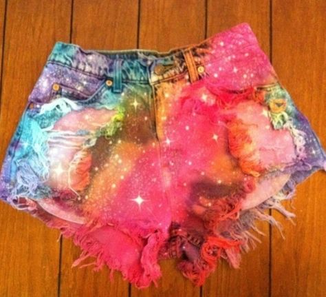 galaxy shorts Tumblr Clothes, Vestiti In Jeans, Galaxy Shorts, Shorts Diy, Diy Shorts, Diy Vetement, Pink Friday, Galaxy Print, Tie Dye Shorts