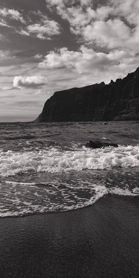 Black And White Beach Wallpaper, Black And White Waves Wallpaper, Black And White Aesthetic Images, Beach Black And White Aesthetic, Beach Aesthetic Black And White, Black And White Beach Aesthetic, Black Waves Wallpaper, Cas Songs, Nature Widgets