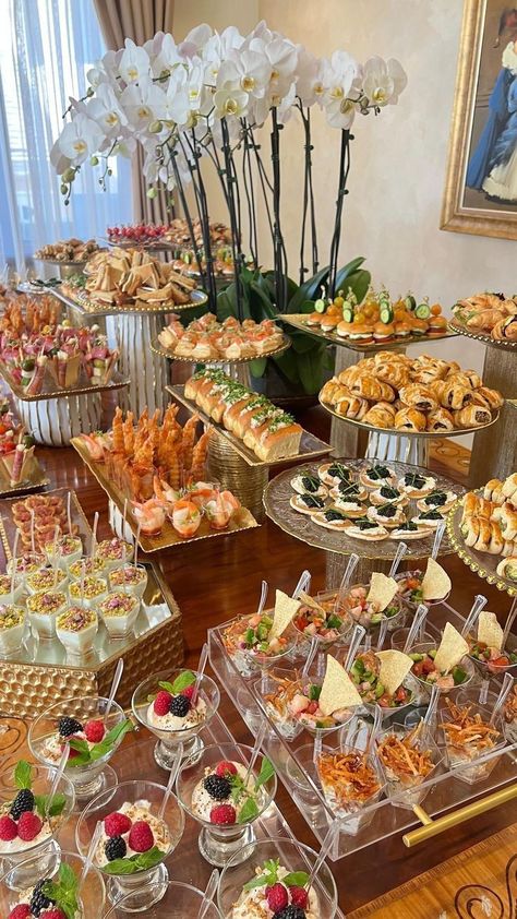 Wedding Buffet Table Decor, Indian Wedding Food, Wedding Buffet Table, Wedding Food Table, Food Set Up, Fingerfood Party, Party Food Buffet, Catering Ideas Food, Reception Food