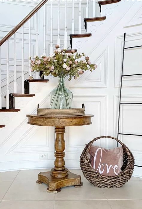 25 stunning round entryway table ideas; From rustic to modern, minimalist to chic, find the perfect piece to define your personal style and make a lasting first impression. Let's transform your entryway together! Entrance Pedestal Table, Small Entry Round Table, Foyer Decorating Round Table, Round Entry Table Decor Ideas, Styling Round Entry Table, Round Hallway Table, Foyer Round Table Decor, Entry Table Design, Round Entryway Table Decor