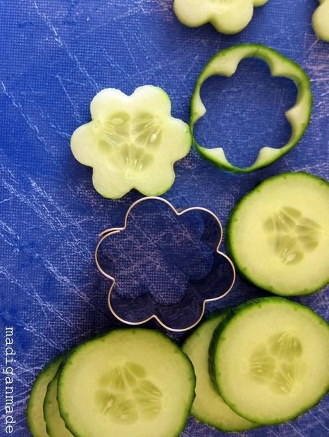 Cucumber Daisies for Garden Fresh Herbed Cucumber Bites Cucumber Flowers, Cucumber Flower, Decorações Com Comidas, בר מצווה, Fairy Party, Snacks Für Party, Shower Food, Mad Hatter Tea, Princess Party