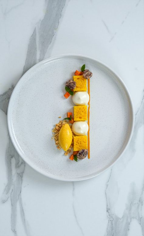 Cake And Ice Cream Plating, Mango Plated Dessert, Pastry Plating Ideas, Vegan Plated Desserts, Plated Dessert Ideas, Cake Plating Ideas, Plated Desserts Fine Dining, Dessert Plating Ideas, Pastry Plating