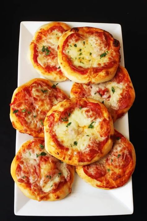 Easy Mini Pizza Recipe, Mini Pizza Recipes, Small Pizza, Pizza Dinner, Mini Pizzas, Easy Pizza, Mini Pizza, Pizza Night, Delicious Snacks Recipes