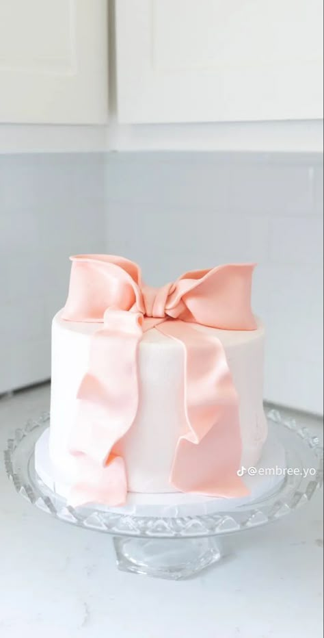 Loveshackfancy Birthday Cake, Pink Bridal Shower Ideas Bows, Pink Bow Baby Shower Theme Cake, Pink Bow Smash Cake, Pink And White Baby Shower Cake, Baby Shower Bow Cake, Coquette Baby Shower Cake, Love Shack Fancy Birthday Cake, Pink Bow Baby Shower Cake