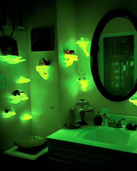 Glow In The Dark Bathroom, Wall Mushroom Diy, Blacklight Bathroom, Glow In The Dark Decor, Glow In The Dark Room Ideas, Glow In The Dark Room, Mushroom Shelves, Neon Bathroom, Ocean Themed Bathroom