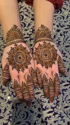 Make your hands beautiful with floral mehndi design. It looks adorable with every type of clothing. #floral mehndi design #mehndi designs Bride Henna, Round Mehndi Design, Designs Mehndi, Tato Henna, Easy Henna, Eid Henna, Rose Mehndi Designs, Beginner Henna Designs, Mehndi Designs For Kids