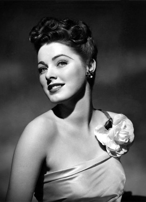 Woman of a Thousand Faces: Glamorous Photos of Eleanor Parker in the 1940s and '50s ~ Vintage Everyday Eleanor Parker, 40s Hairstyles, Dorothy Dandridge, Vintage Hollywood Glamour, Classic Movie Stars, Old Hollywood Stars, Vintage Versace, Classic Actresses, Actrices Hollywood