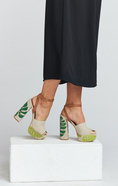 70s Platform Heels, Platform Heels Outfit, Platform Shoes Outfit, Flowy Clothing, Boho Shoes, Baublebar Earrings, Tassel Drop Earrings, Gorgeous Shoes, California Style