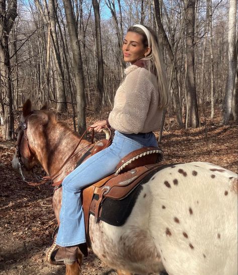 Horse Back Riding Outfits Fall, Horseback Riding Outfit Winter, Horseback Riding Outfit Western, Horseback Riding Outfit Casual, Winter Horse Riding Outfit, Cowgirl Style Outfits Winter, Horse Riding Outfit Western, Horse Riding Outfit Casual, Cowgirl Winter Outfits