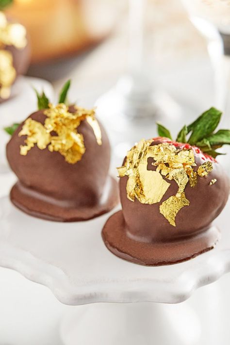 Chocolate covered strawberries with gold flakes. Baked Goods Desserts, Cocktail Garnishes, Gold Food, Edible Gold Leaf, Geode Cake, Cocktail Garnish, Edible Gold, Holiday Candy, Cake Icing