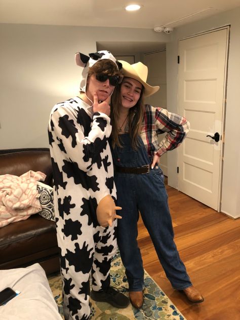 Couples costume, dress up as a cow and a farmer. But the gal is the farmer and the gentleman is the cow. Boo more like moo Cow Couple Costume, Cute Couples Costumes, Halloween Duos, Halloween Parejas, Cow Costume, Halloween Idea, Couple Costumes, Couples Costume, Couples Halloween Outfits