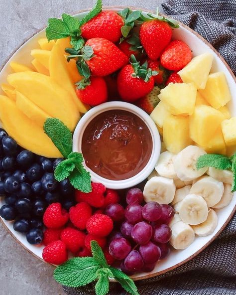 Fruit Fondue, Sweet Charcuterie, Guest Recipes, Fondue Chocolate, Everything In Moderation, Outdoor Camping Kitchen, Platter Ideas, Halloween Party Snacks, Cake And Dessert