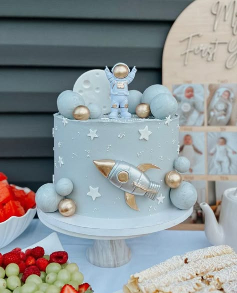 Astronaut First Birthday Cake, Space Theme 1st Birthday Cake, First Birthday Astronaut Theme, Astronaut One Year Birthday, 1st Birthday Astronaut Theme, First Birthday Cake Space, 1st Trip Around The Moon Birthday, First Birthday Boy Astronaut, 1st Birthday Space Theme Smash Cake