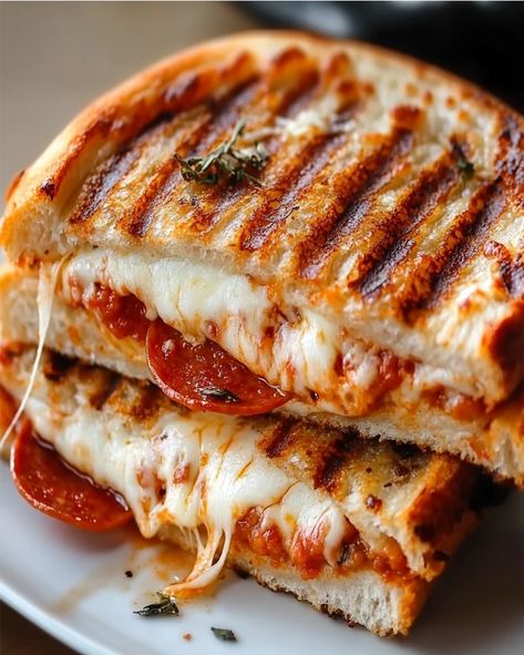 Enjoy this Crispy Pepperoni Pizza Panini with gooey mozzarella—quick, cheesy, and perfect for a satisfying meal in under 15 minutes. Dinners With Pepperoni, Pizza Panini Sandwiches, Best Panini Sandwiches, Yummy Cheesy Food, Pepperoni Panini, Panini Pizza, Cheesy Foods, Crispy Pepperoni, Cheesy Recipes Easy