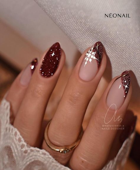 Red Christmas Manicure, Winter Festive Nails, Trending Christmas Nails 2023, Red Nail Christmas Designs, December Nails Christmas Xmas, Red Gold Christmas Nails, Red Festive Nails, Christmas Gold Nails, Red And Gold Nail Ideas