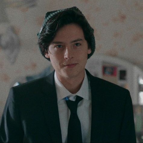 Cole Sprouse Friends, Cole Sprouse Shirtless, Jug Head, Cole Spouse, Cole Sprouse Jughead, Cole M Sprouse, Riverdale Cole Sprouse, Fictional Character Crush, Dylan Sprouse