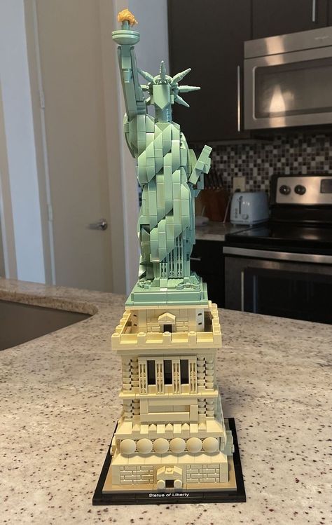 Lego Ideas To Build, Lego Statue Of Liberty, Lego Statue, Lego Building Ideas, Lego Room Decor, Best Lego Sets, Lego Lovers, Lego Creative, Lego Room