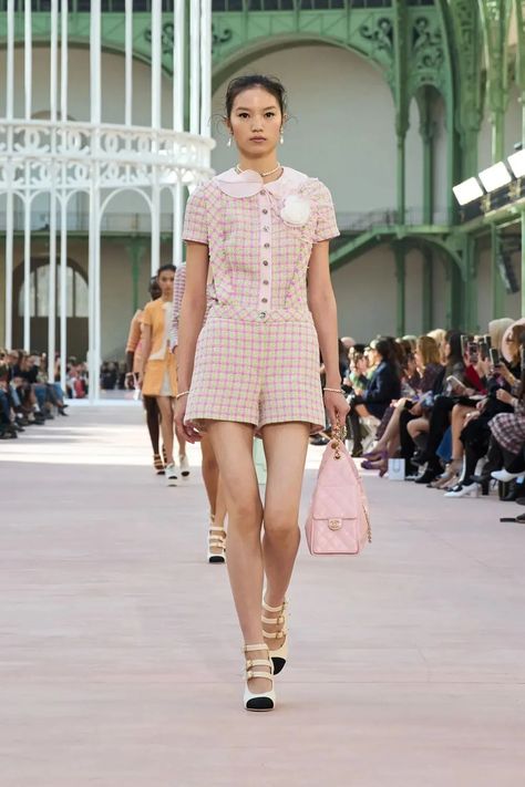 Chanel Spring Summer 2025 Ceo Style, Stage Fashion, Chanel Spring Summer, Chanel Fashion Show, Models Style, Chanel Resort, Mini Outfit, 2025 Fashion Trends, Trends 2025